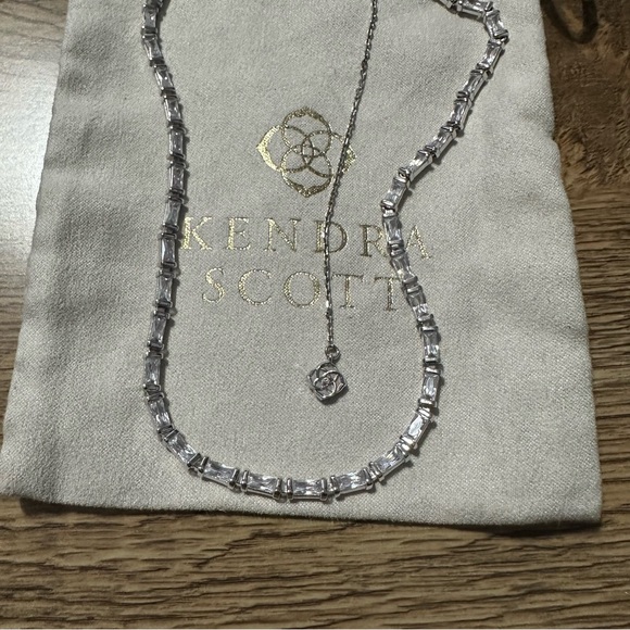 Gorgeous Kendra Scott silver necklace - Picture 3 of 4